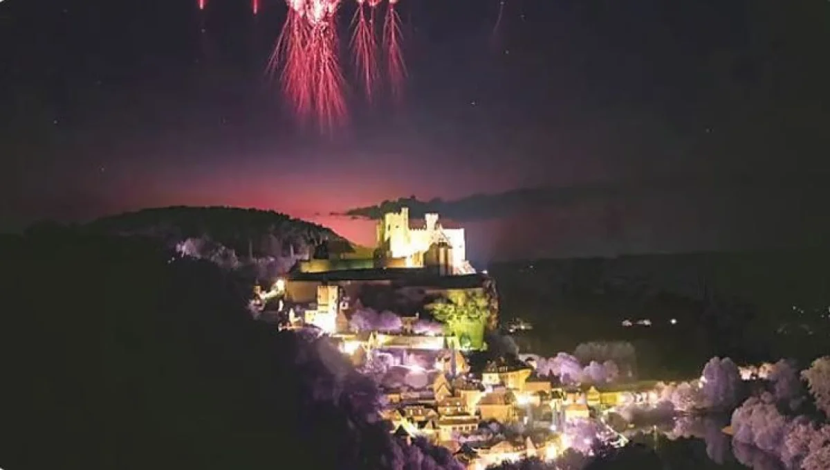 البرق الاحمر يجتاح سماء السعودية وفلكية جدة توضح السبب والى متى يستمر واين يمكن مشاهدته بوضوح؟