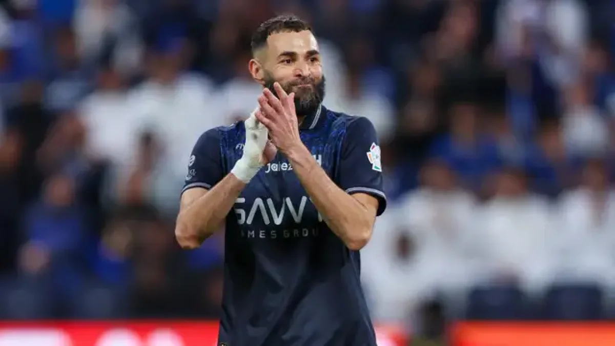 كريم بنزيما يخرج عن صمته بعد حملات النقد ويحسم مصيره مع الهلال وبانتظار قرار اداري مرتقب