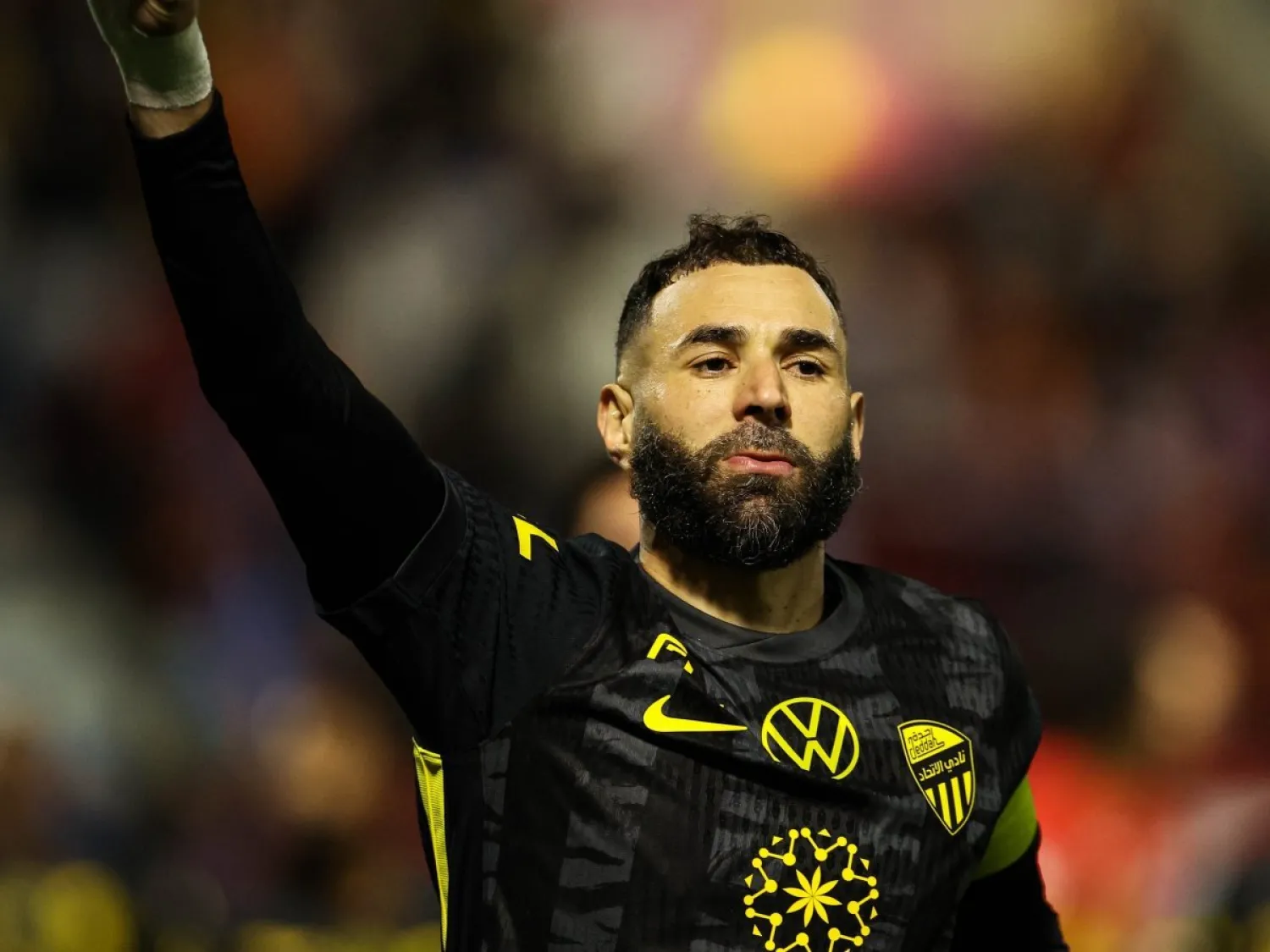 بنزيما ينتقل من الاتحاد الى الهلال في صفقة تاريخية تثير غضب رونالدو 