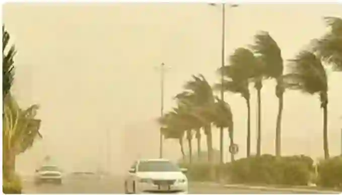 تحذير باللون الأحمر لسكان تبوك من عاصفة عنيفة تهدد بخسائر كبيرة 