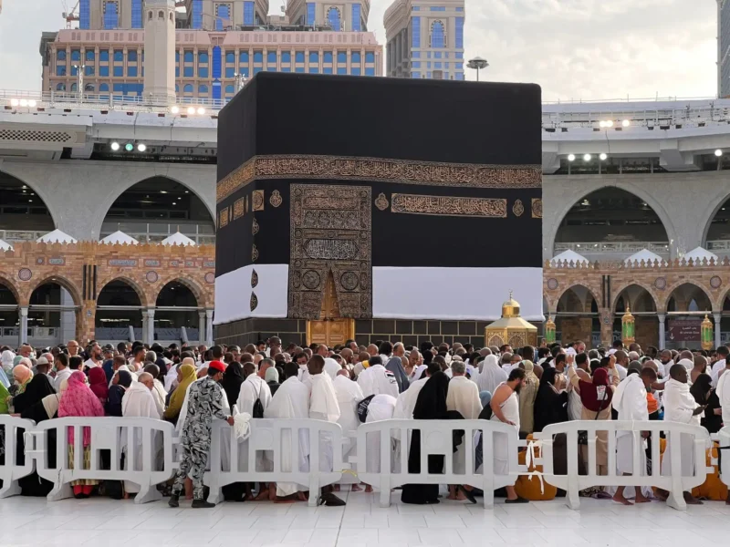 مقارنة بين أسعار ومميزات باقات حج 1447 