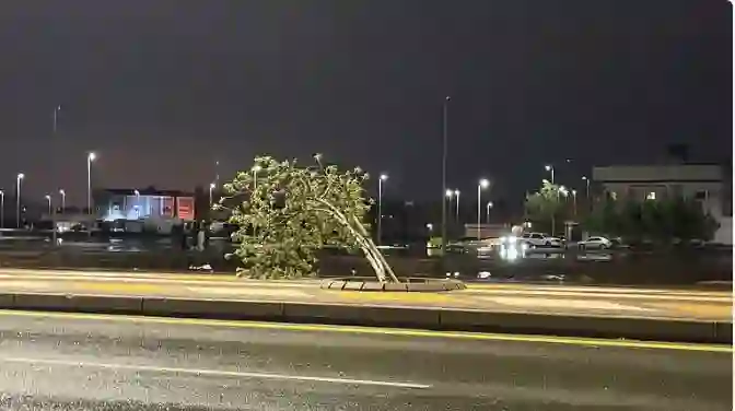 عاصفة قوية تضرب ينبع والكشف عن حجم الأضرار التي خلفتها حتى الآن 