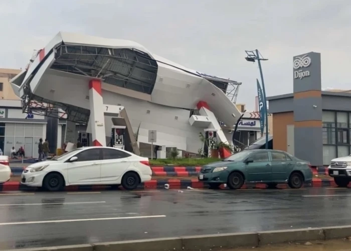 فيديو لحظة اختفاء محطة كبيرة وانهيارها بالكامل بسبب عاصفة جدة 