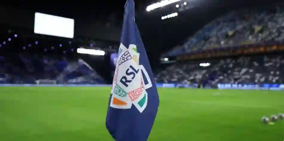 10 أندية في دوري روشن خارج اللعبة 