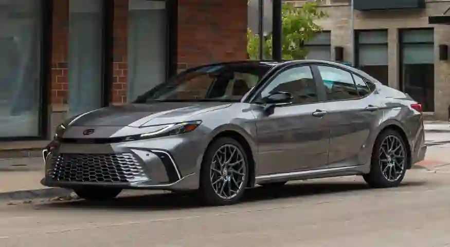 هذا ما نعرفه حتى الآن عن تويوتا كامري 2026 وكل فئاتها التي ستصل السعودية 