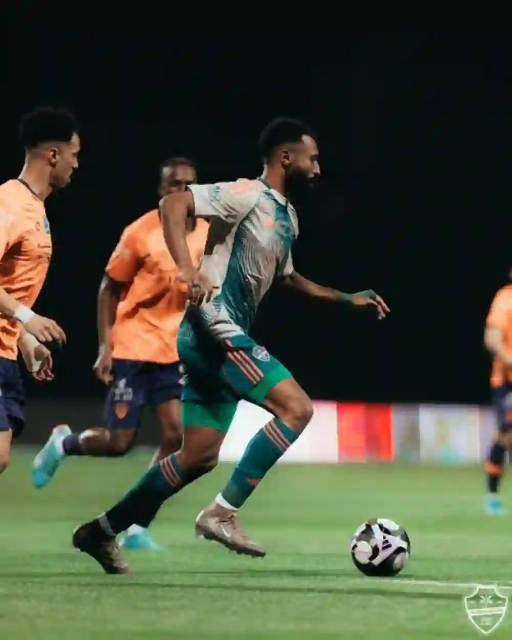 مصادر تكشف عن العقوبات المتوقعة بحق حكم أهلي جدة والفيحاء 