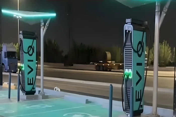 أسعار شحن السيارات الكهربائية في السعودية بعد بدء تطبيق رسوم في المحطات 