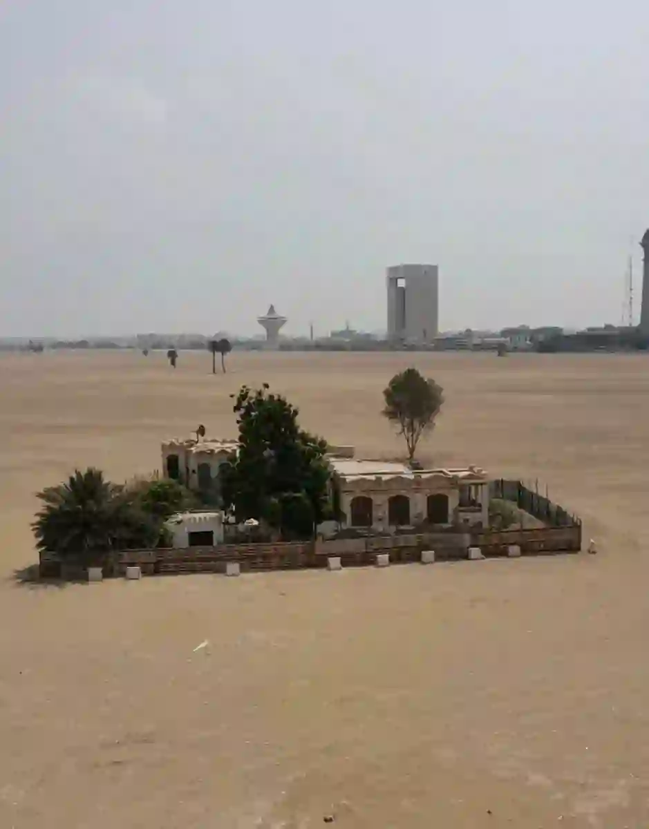 بعد ازالته بالكامل.. سر المبنى الوحيد الذي نجا من الهدد في حي الهنداوية في جدة