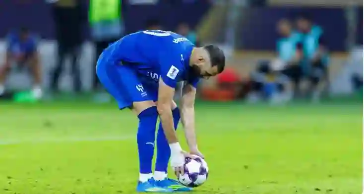 فتح ملفات بنزيما مبكراً مع الهلال وانزاجي في مرمى النيران 