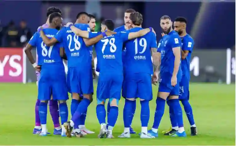 لاعبو الهلال ومدربهم يفجرون غضب الجماهير بسبب حركة غريبة بعد نهاية المباراة والخروج من الاسيوية 
