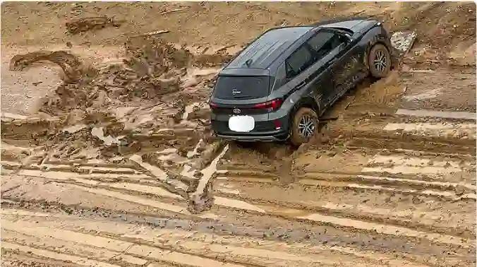 انقطاع الطرقات والمواصلات وعزلة كاملة على هذه الأحياء في جدة بسبب الأمطار 