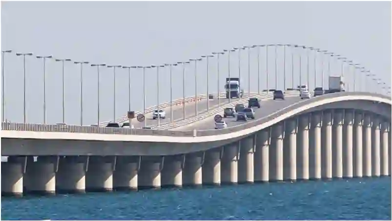 السعودية تعلن إغلاق كامل لأهم جسر يعبره الملايين يومياً وتوضح الطرق البديلة 