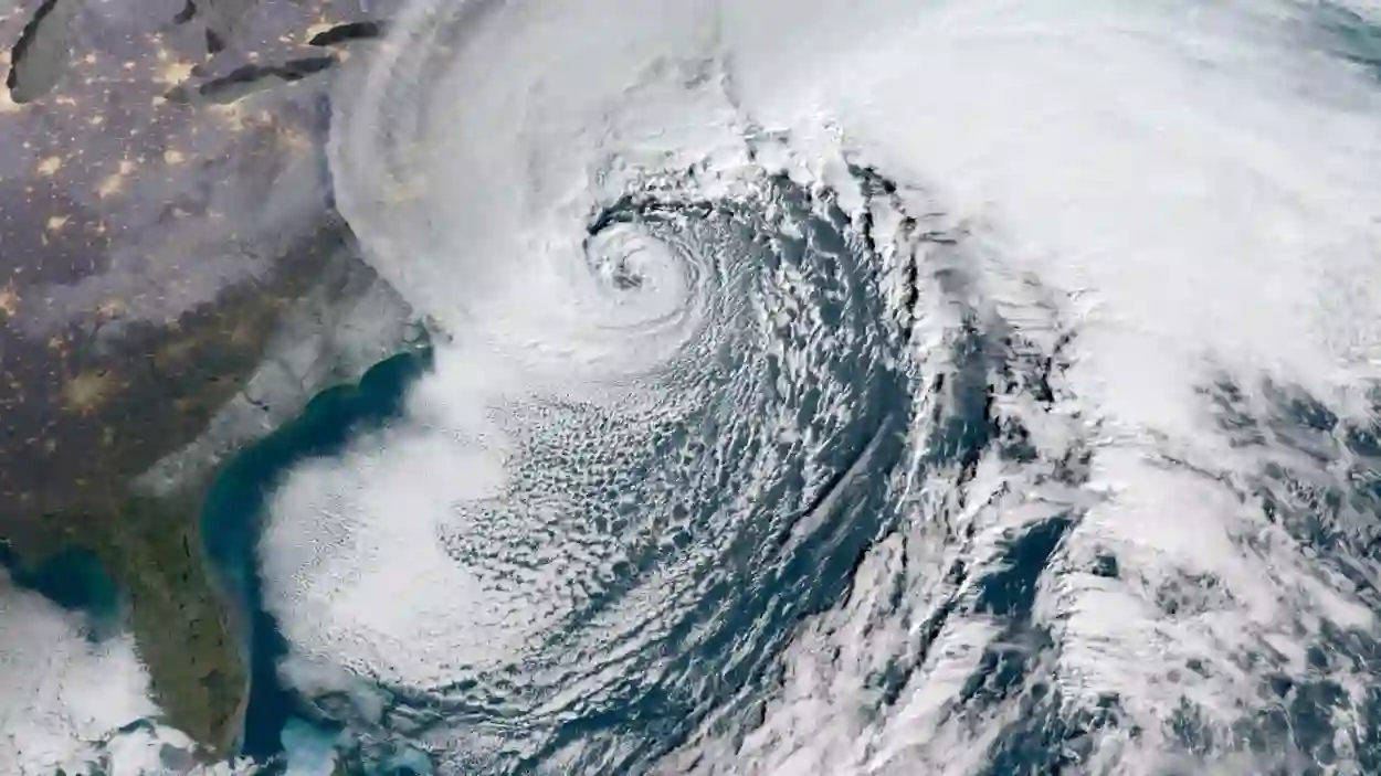 مشهد مذهل من عواصف تضرب السعودية لأول مرة في تاريخها 