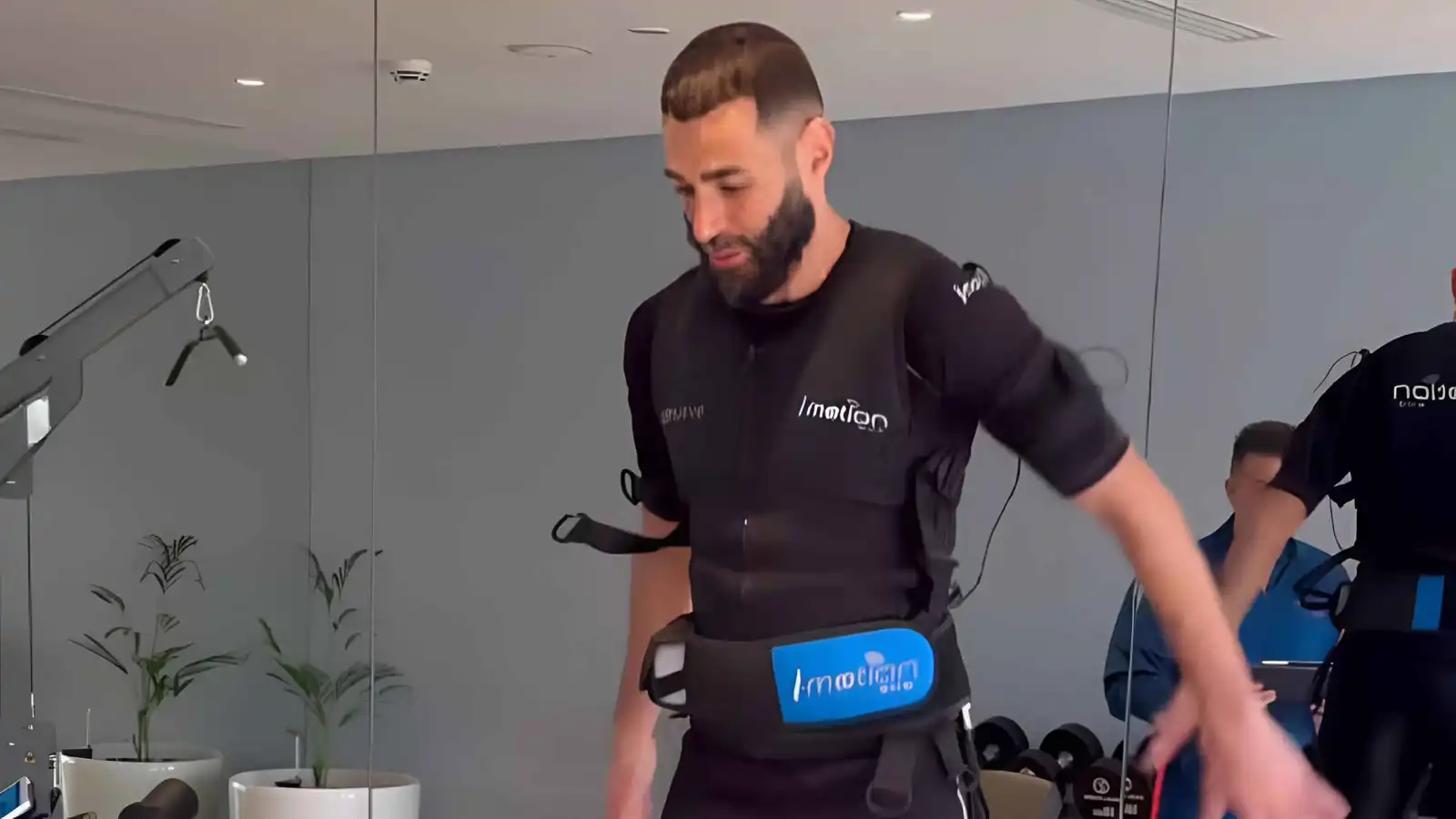 في مفاجأة لا تصدق بنزيما يرتدي بدلة من الهلال تثير الجدل في السعودية بسبب ما ظهر فيها 