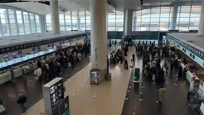 مطار الملك خالد يعتذر للمسافرين ويكشف عن التعويضات التي سيحصلون عليها 