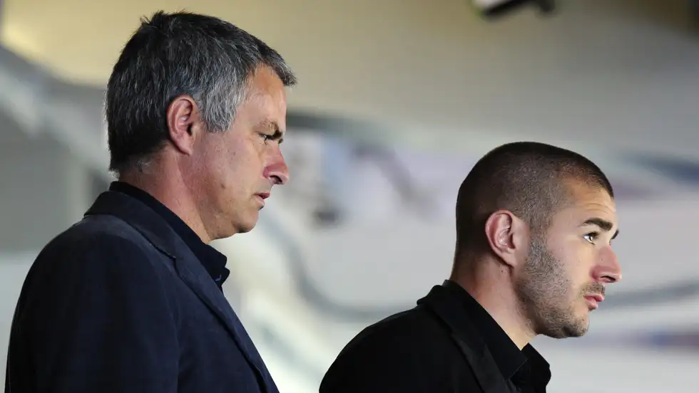 كريم بنزيما يتلقى عرض مغري من مورينيو يجعله يفكر في بقاءه مع الاتحاد