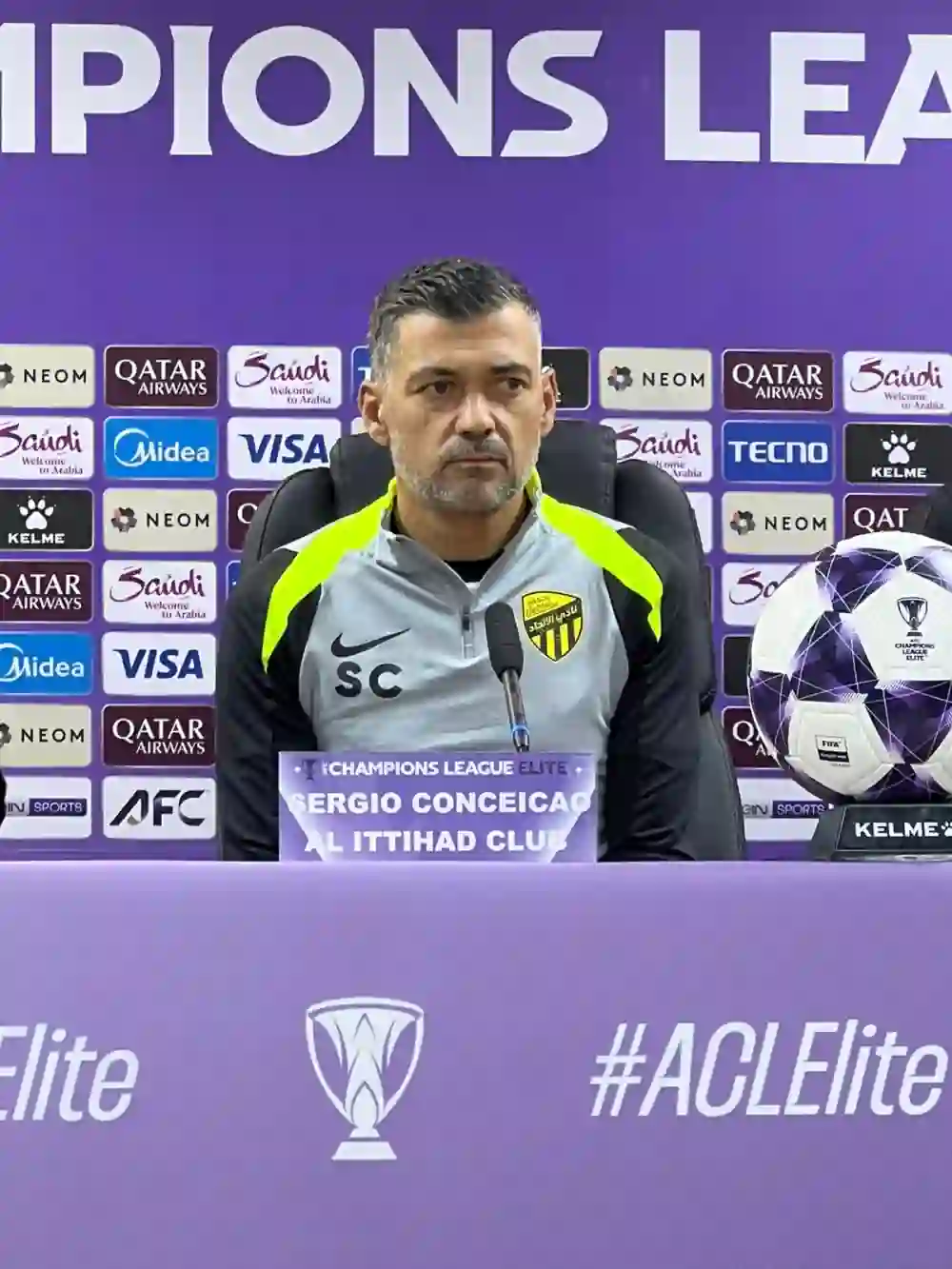 مدرب الاتحاد الجديد يفاجئ الجميع بموقفه من بنزيما 