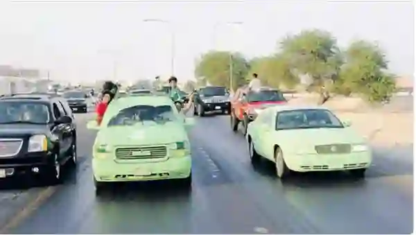 وضع العلم في مقدمة واعلى وخلف السيارة يعتبر مخالفة غرامتها 900 ريال