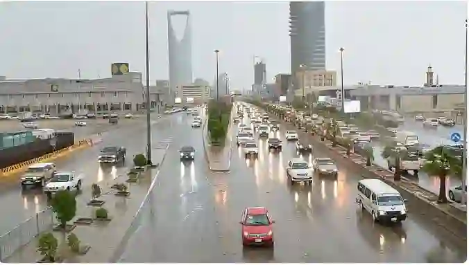 حالة مطرية غزيرة على الرياض الخميس والجمعة والخروج من البيوت للضرورة القصوى