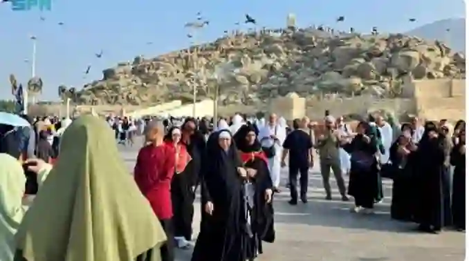 هذا ما يحدث في جبل الرحمة في مكة كل ليلة من بداية فصل الشتاء 